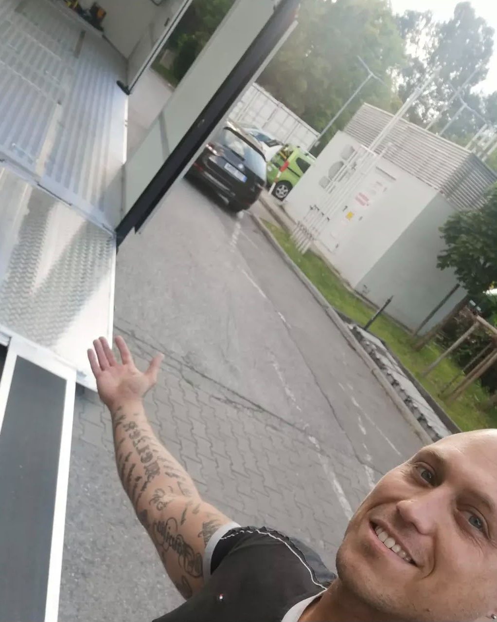Mario Melzer zeigt die ausgefahrene Laderampe des Autotransporters